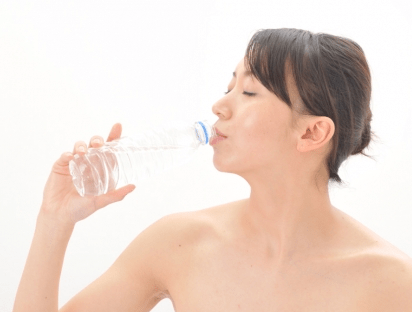 天然バナジウム水を飲む女性